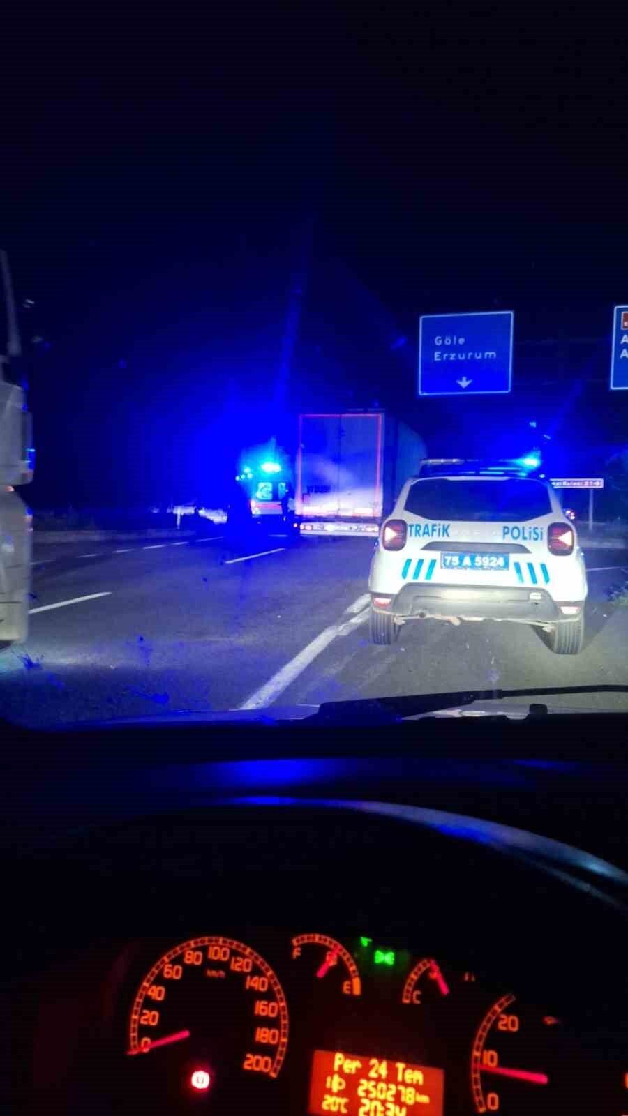 Ardahan’da 2 otomobilin çarpıştığı kazada 4 kişi yaralandı. Edinilen bilgiye