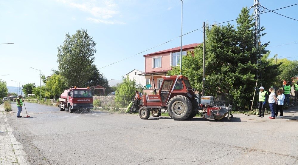 Ardahan Belediyesi Temizlik İşleri Müdürlüğü ekipleri Halil Efendi Mahallesi’nde toplu