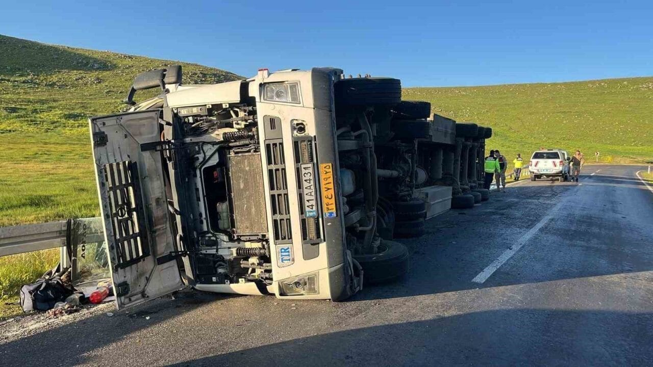 Ardahan-Göle karayolunda devrilen tırın sürücüsü yaralandı. Göle-Kars karayolunun Eskidemirkapı köyü