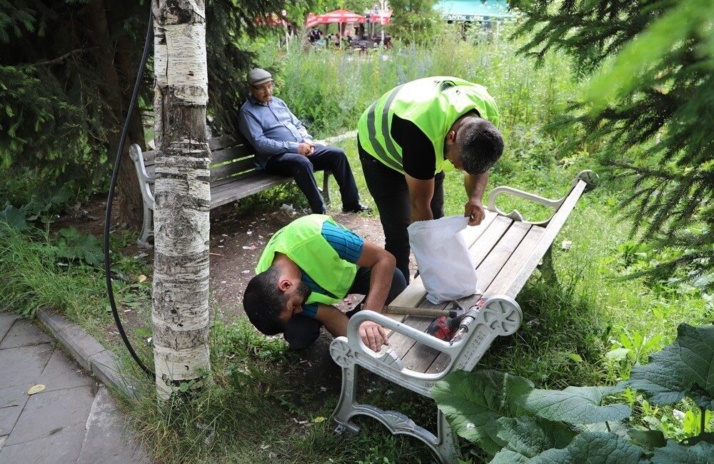 Ardahan’da belediye ekipleri park ve bahçelerde bakım ve onarım çalışmaları