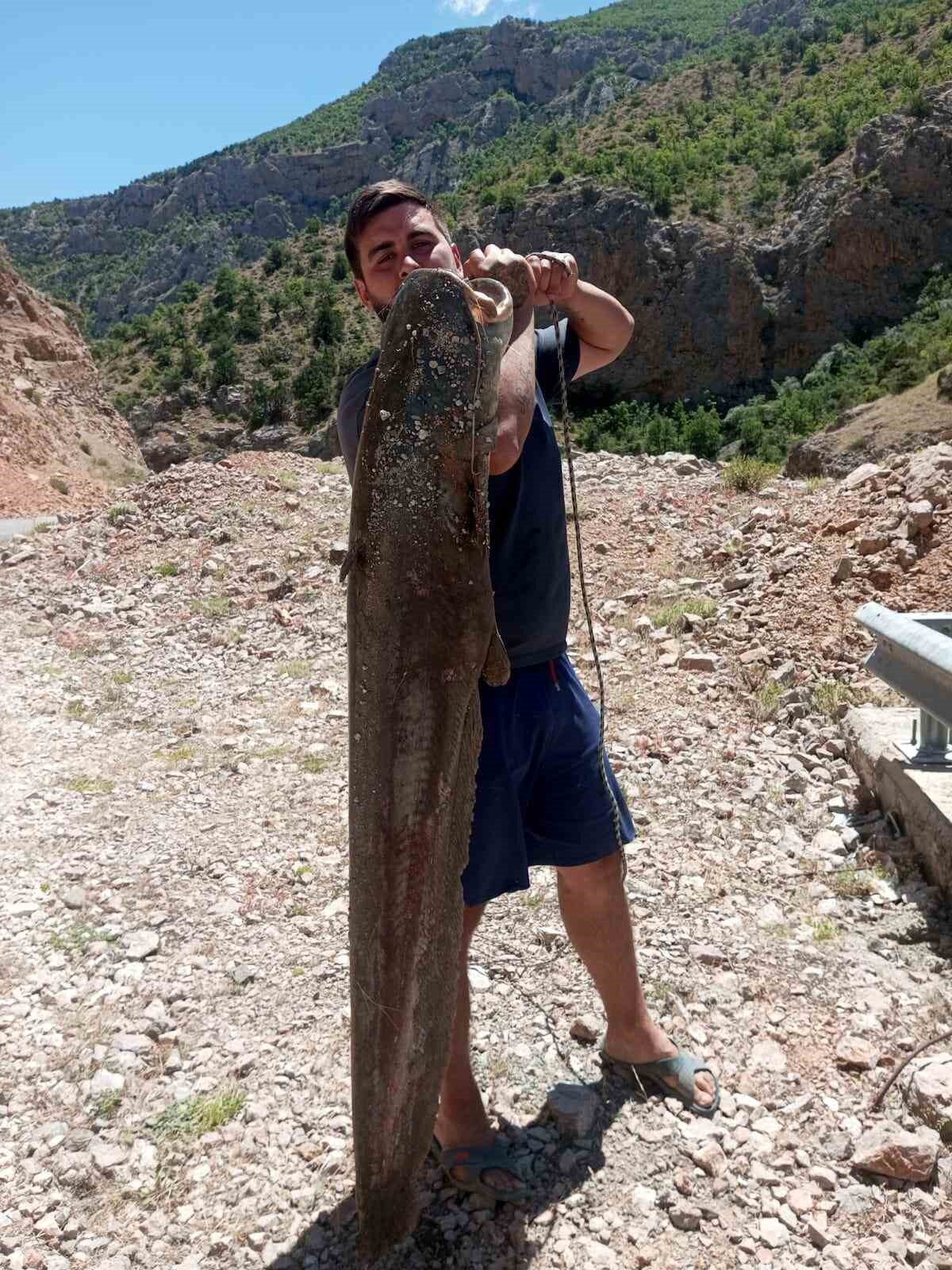 Artvin’in Ardanuç ilçesinde baraj gölünde balık avına çıkan iki arkadaş,