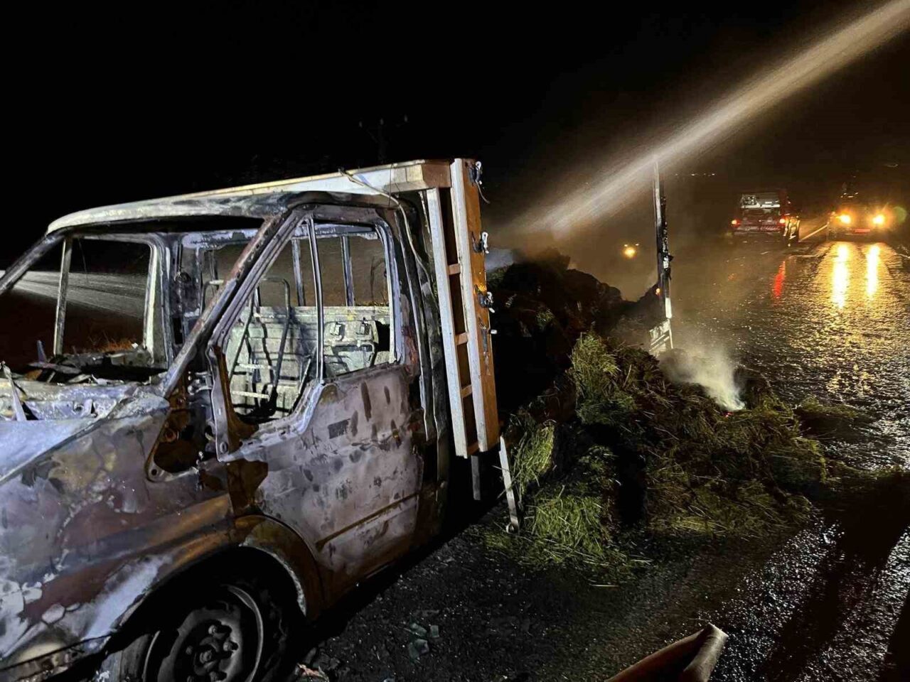 Malatya’nın Arguvan ilçesinde yonca yüklü bir kamyonette yangın çıktı. Çıkan