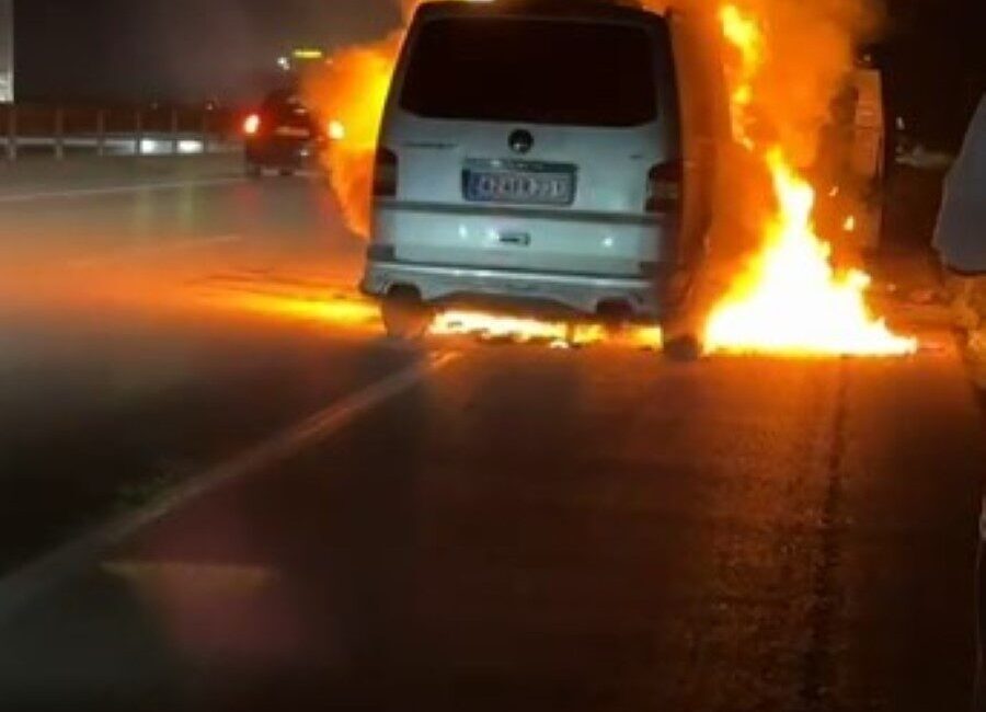 Konya’nın Ereğli ilçesinde seyir halindeyken arızalanan bir minibüs, çekiciye yükleme