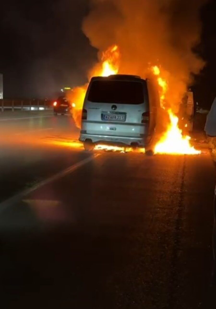 Konya’nın Ereğli ilçesinde seyir halindeyken arızalanan bir minibüs, çekiciye yükleme