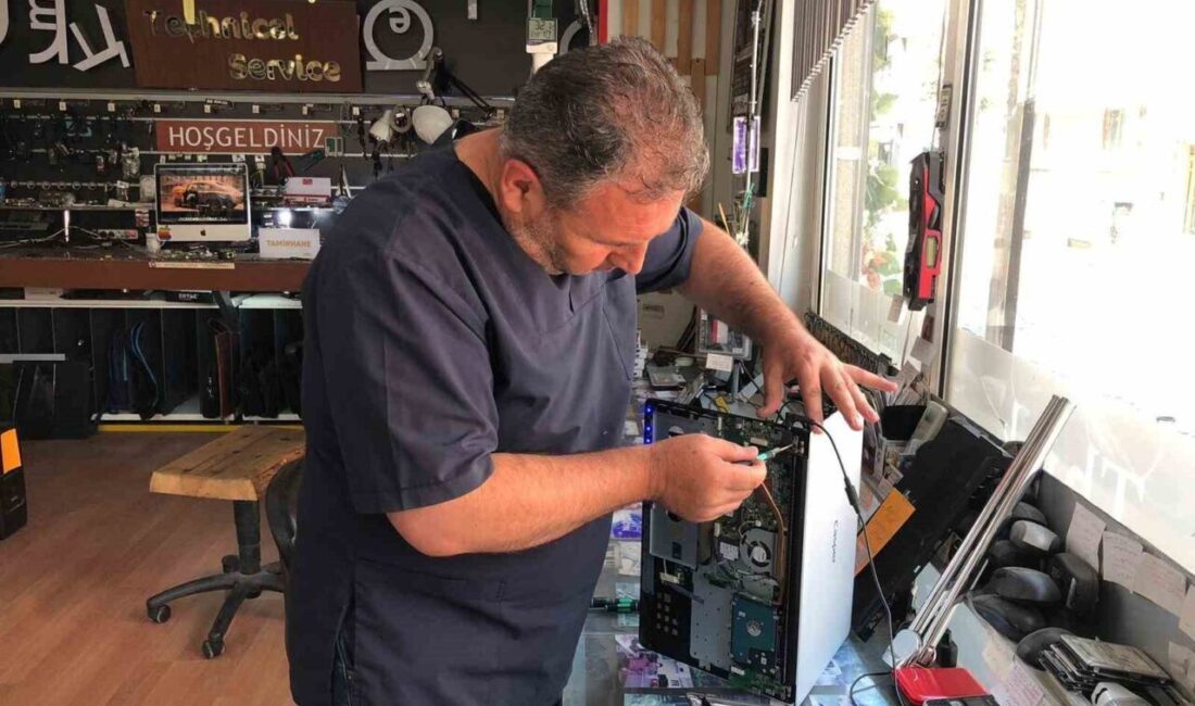 Eskişehirli tamirci İsmail Demirkapı, arızalanan teknolojik cihazların hemen yenisiyle değiştirilmek