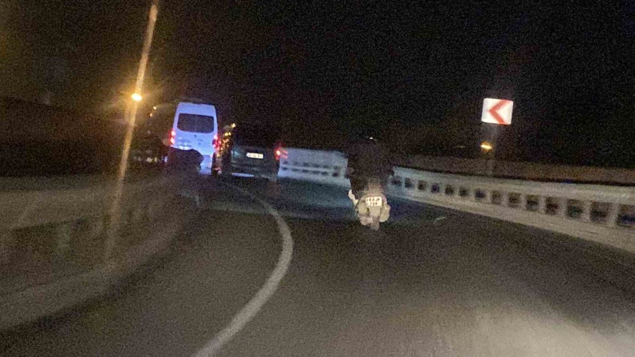 Eskişehir’de karanlıkta arka ışıkları yanmadan seyir eden bir motosikletli hem