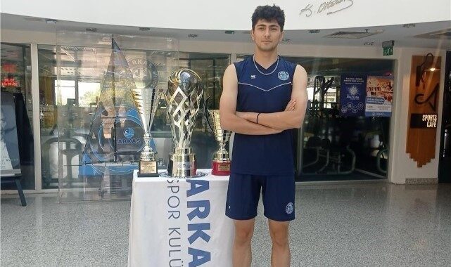 Arkas Spor, son olarak Kayseri Elit Voleybol’da forma giyen 18