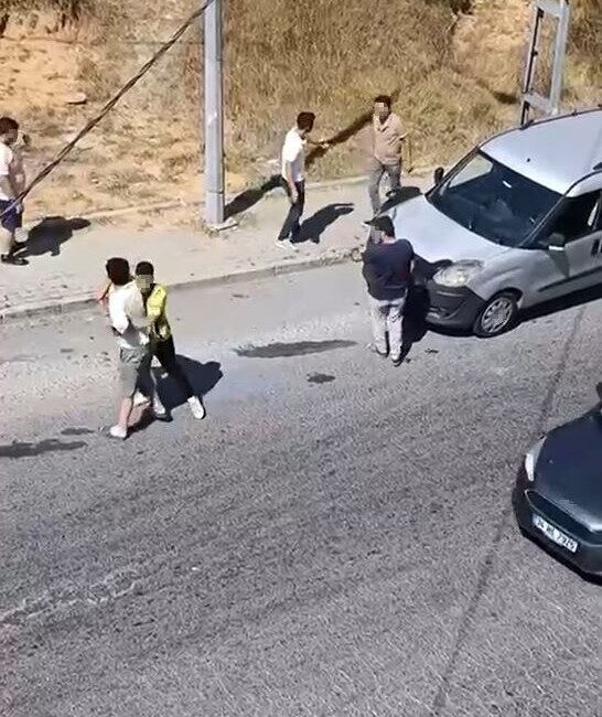 İstanbul’un Arnavutköy ilçesinde 2 kişi arasında yaşanan ilginç kavga çevredeki