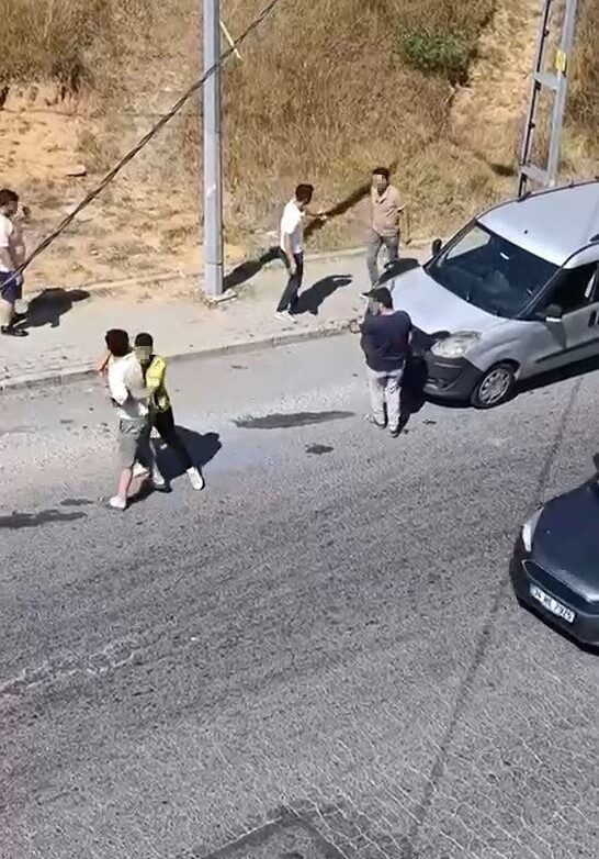 İstanbul’un Arnavutköy ilçesinde 2 kişi arasında yaşanan ilginç kavga çevredeki