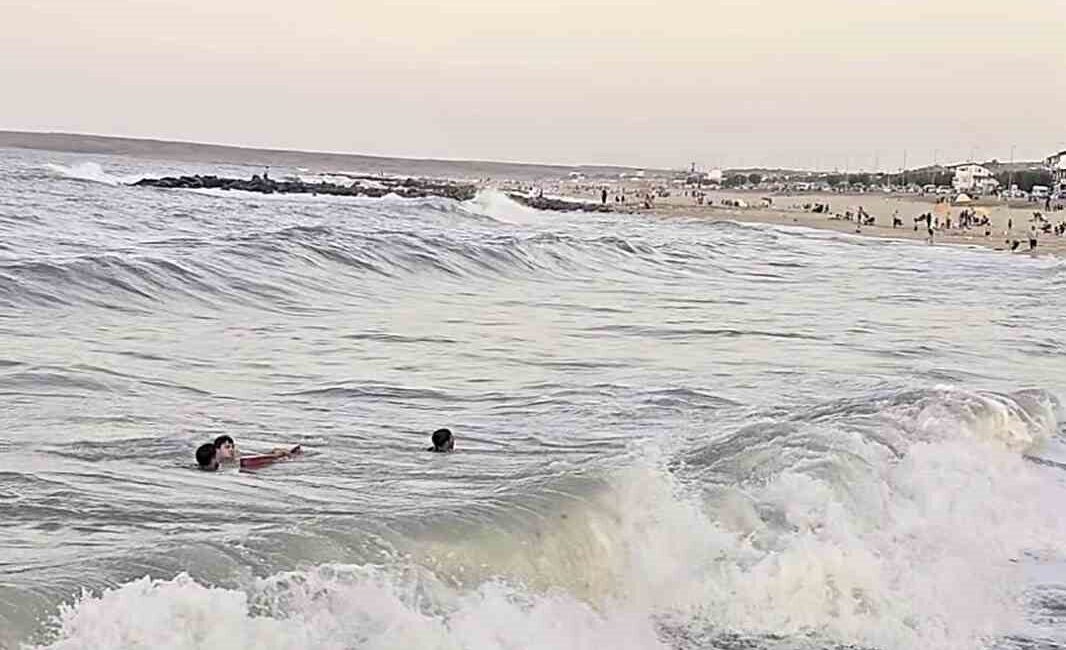 İstanbul’un Arnavutköy ilçesinde bulunan Karaburun ve Yeniköy sahillerinde hafta sonu