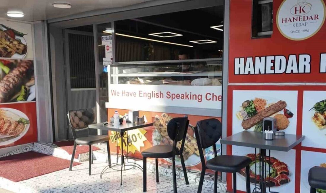 İstanbul Arnavutköy’de restorana gelen bir müşteri, klimalı iç mekan yerine