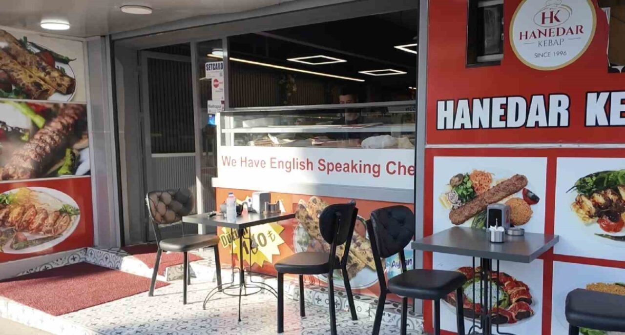 İstanbul Arnavutköy’de restorana gelen bir müşteri, klimalı iç mekan yerine