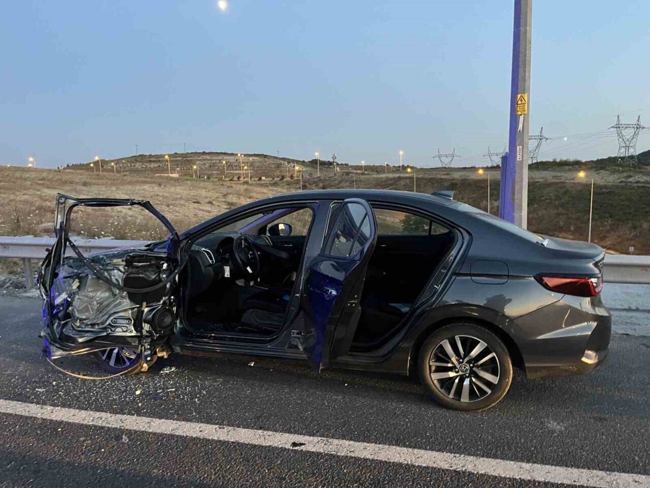 Arnavutköy’de emniyet şeridine park edip araçtan inen sürücü, minibüsün çarpması