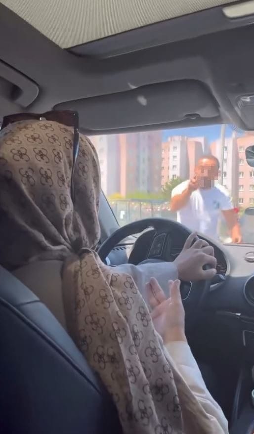 İstanbul’un Arnavutköy ilçesinde bir sürücü, trafikte makas attığını iddia ettiği