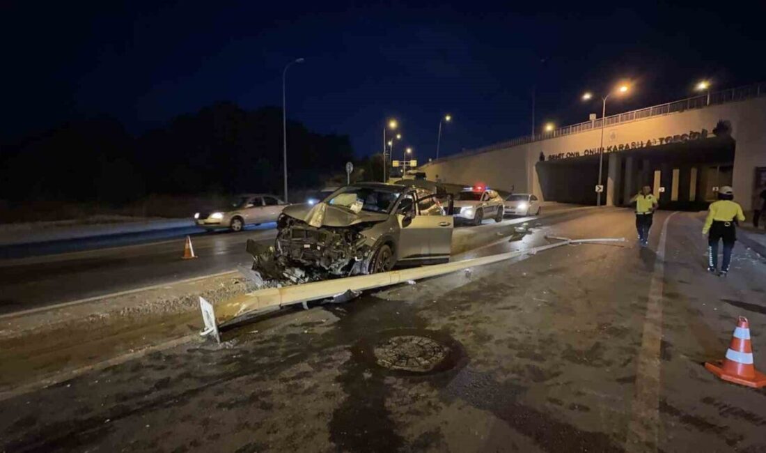 Arnavutköy’de, kontrolden çıkan otomobilih refüjdeki elektrik direğine çarptığı kazada 1’i