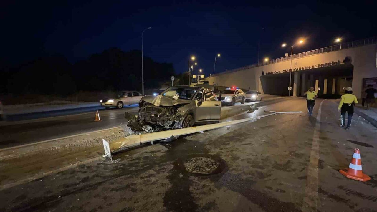 Arnavutköy’de, kontrolden çıkan otomobilih refüjdeki elektrik direğine çarptığı kazada 1’i