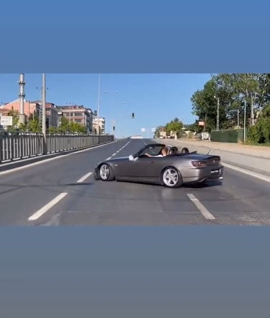 Arnavutköy Karlıbayır mevkiinde düğün konvoyu yapan bir grup, kırmızı ışık