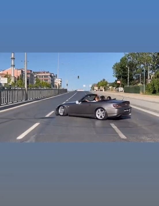 Arnavutköy Karlıbayır mevkiinde düğün konvoyu yapan bir grup, kırmızı ışık