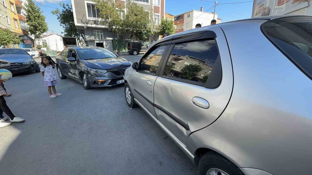 Arnavutköy’de art arda yaşanan kazalar mahalle sakinlerinin tepkisine neden oldu.