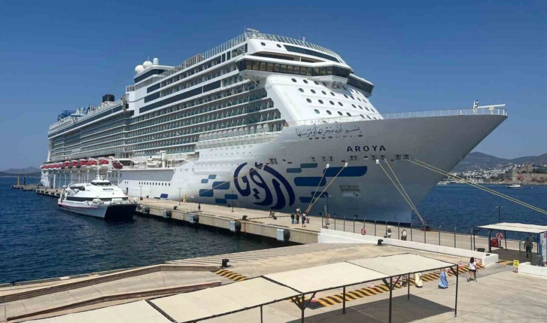 Muğla’nın Bodrum ilçesine gelen Aroya isimli dev yolcu gemisi, toplam