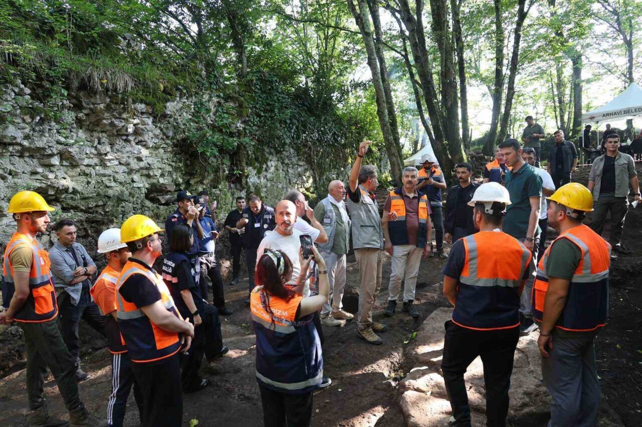 Artvin Valisi Dr. Turan Ergün, Arhavi ilçesinde bulunan Ciha Kalesi’nde