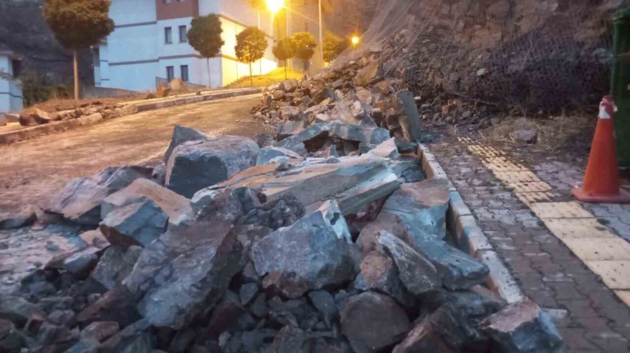 Artvin’in Yusufeli ilçesinde akşam saatlerinde etkili olan şiddetli yağmur ve