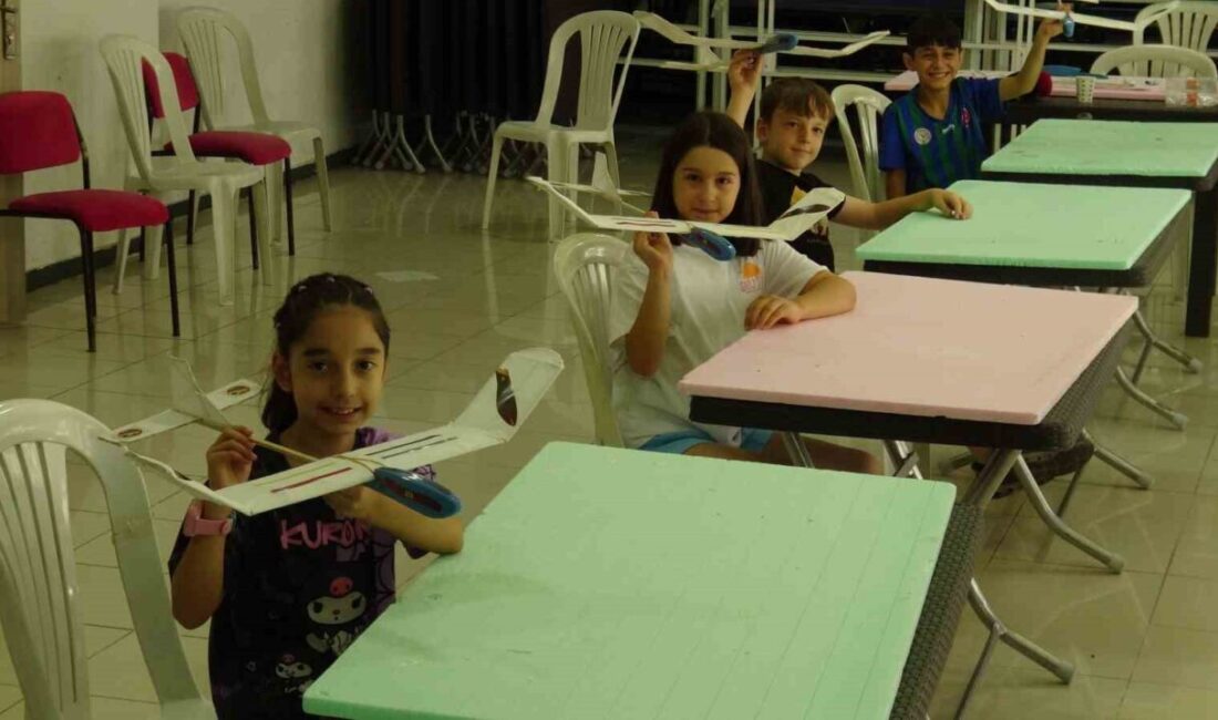 Artvin’de düzenlenen model uçak kursuna katılan çocuklar, el emeğiyle yaptıkları