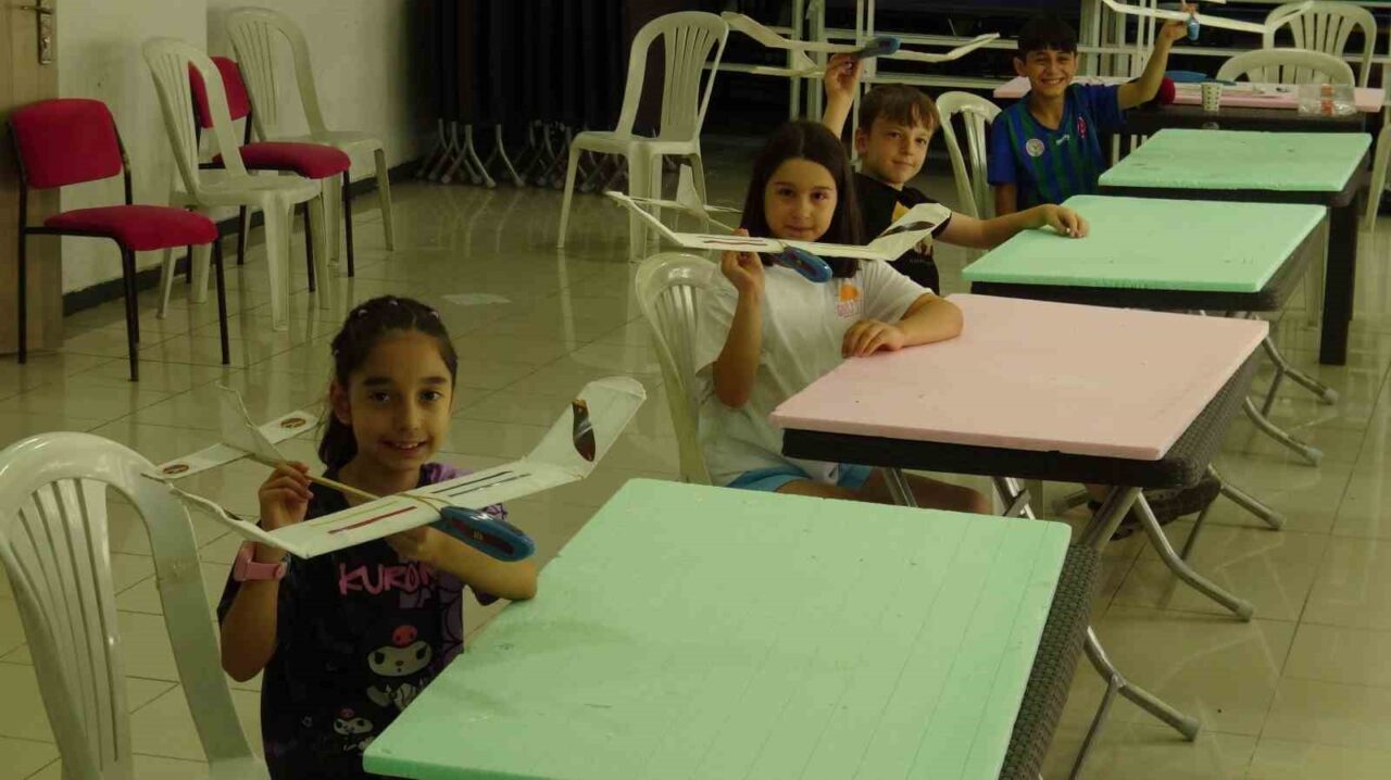 Artvin’de düzenlenen model uçak kursuna katılan çocuklar, el emeğiyle yaptıkları