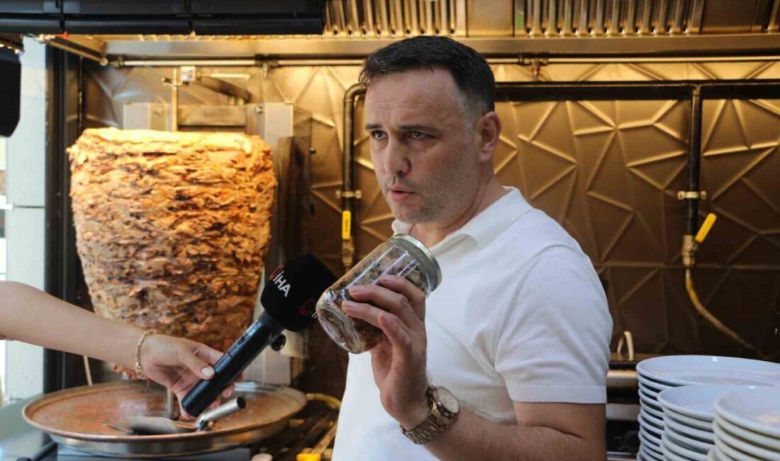 Yıllar önce Artvin’den Rize’ye getirdiği kuzu döner kültürünü telefonlarla aldığı