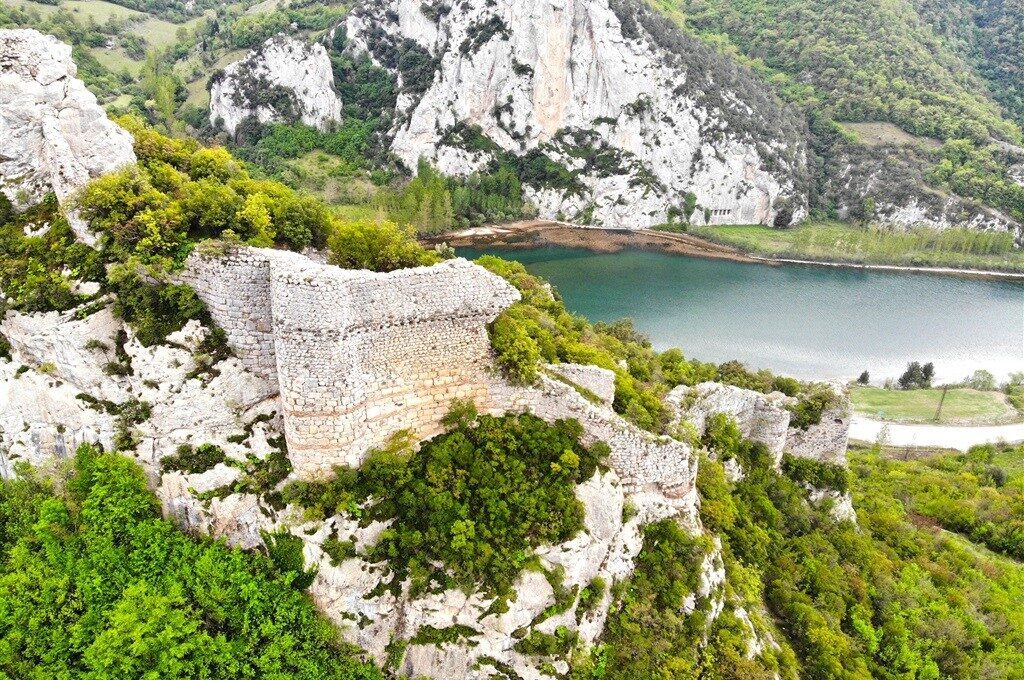 Samsun’un Bafra ilçesinde sürdürülen Asar Kale arkeolojik kazı çalışmalarına ilişkin