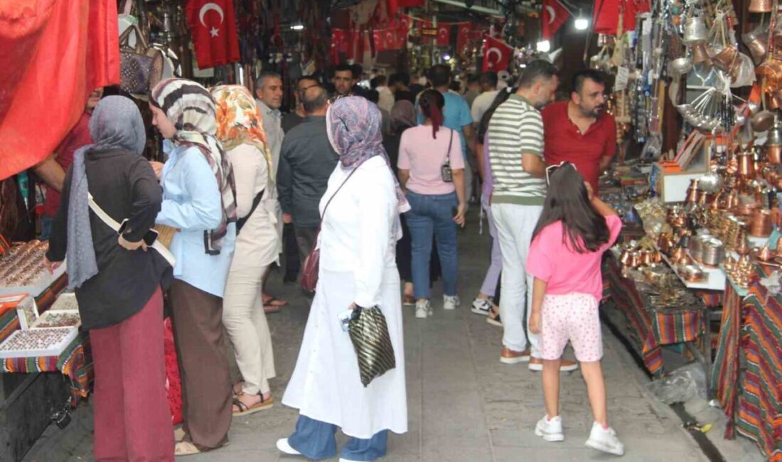 Termometrelerin 40-45 dereceleri göstermeye başladığı Gaziantep’te bunaltıcı sıcağa rağmen yaşanan