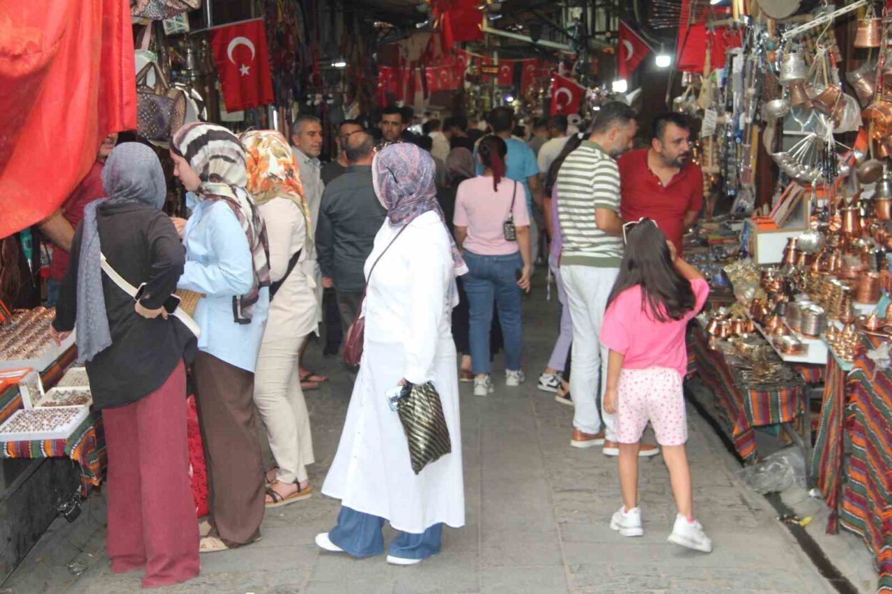 Termometrelerin 40-45 dereceleri göstermeye başladığı Gaziantep’te bunaltıcı sıcağa rağmen yaşanan