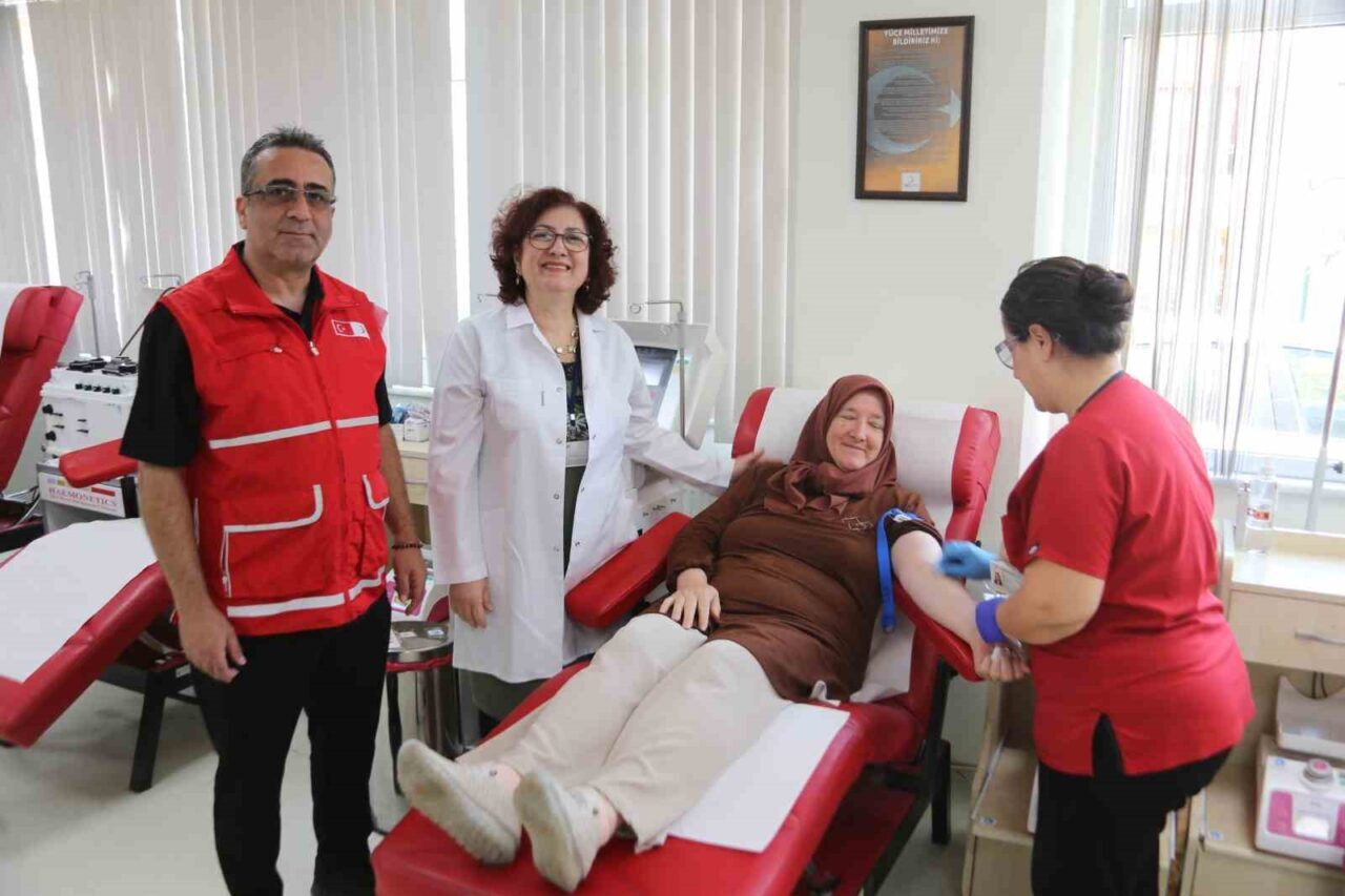 Manisa Kızılay Kan Bağışı Merkezi Müdürü Dr. Özgür Kalendaroğlu, yaz