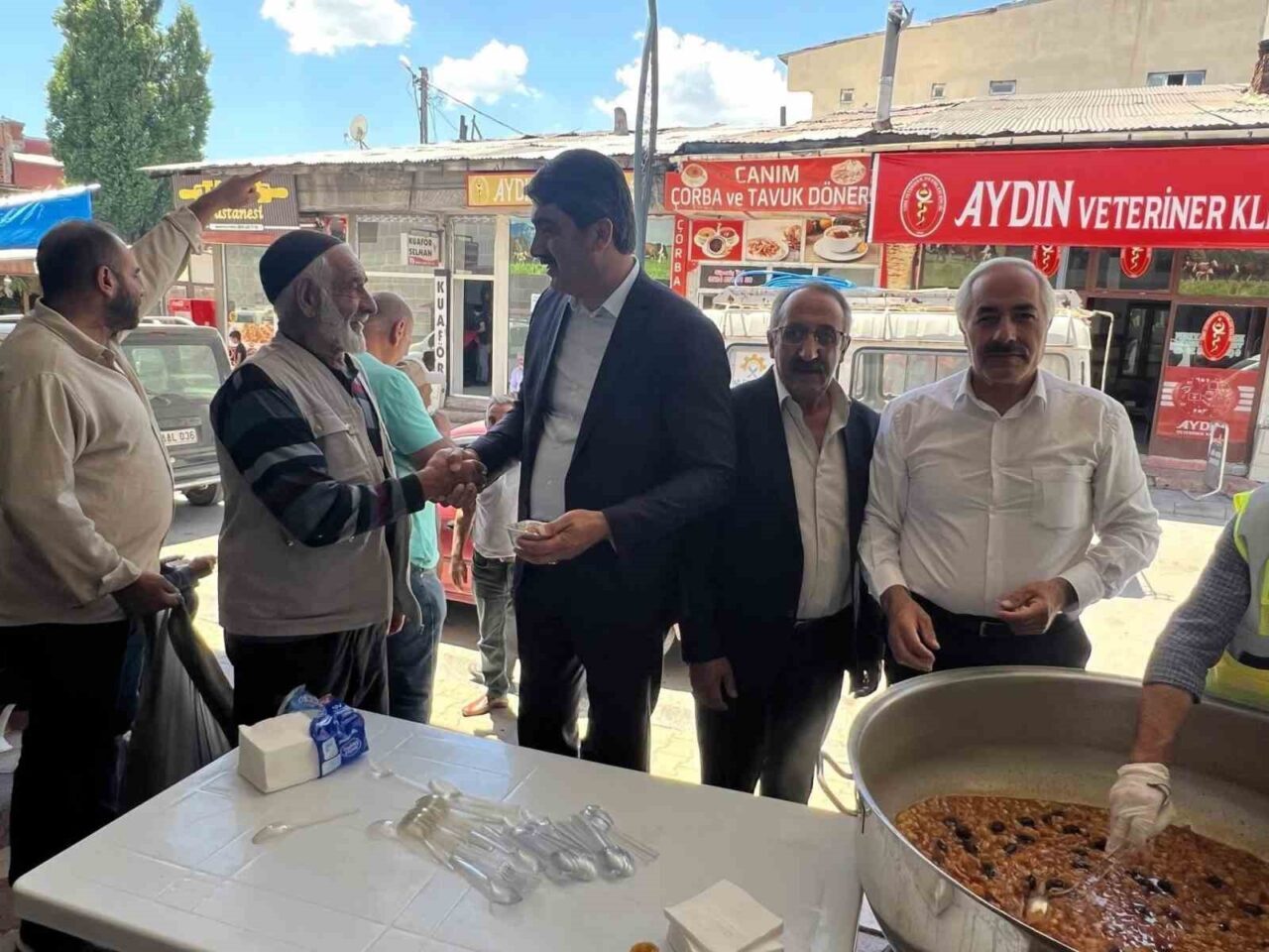 Aşkale Belediyesi geleneksel hale getirdiği aşure dağıtımını bu yılda Hicri