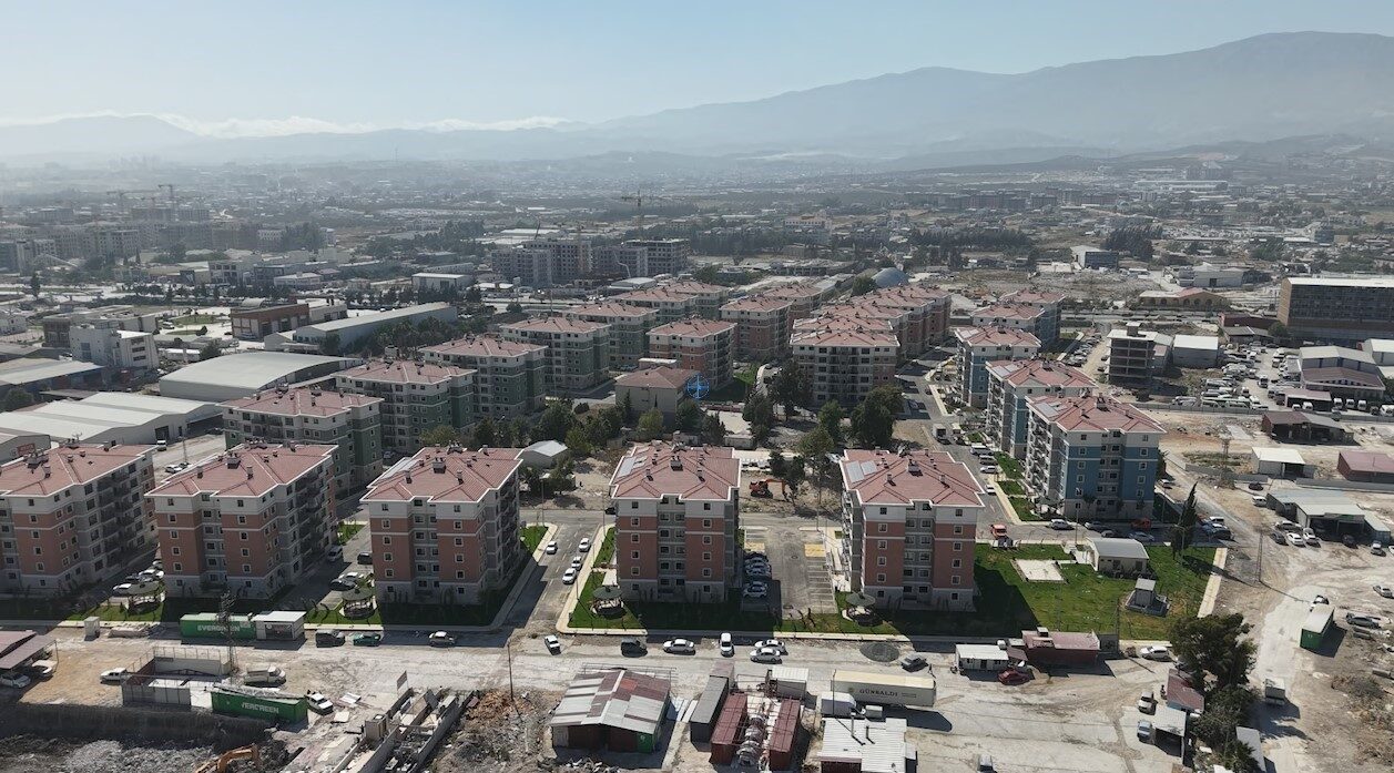 Hatay’da depremde çok sayıda can kaybının olduğu 600 konutlar, yerinde