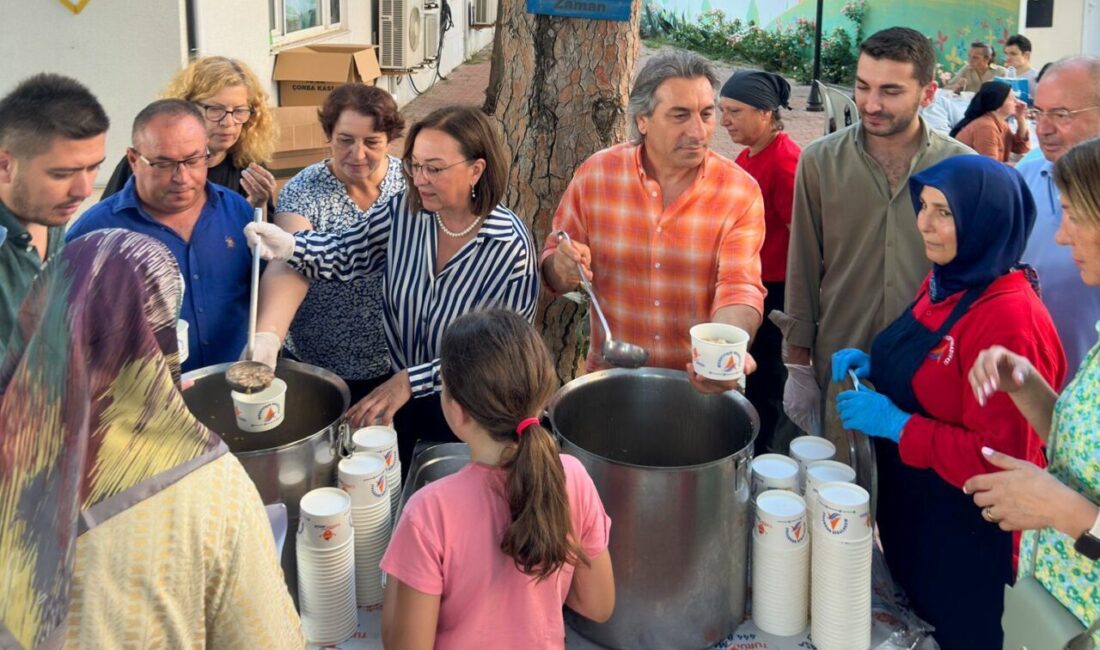 Antalya Muratpaşa Belediye Başkanı Ümit Uysal, Adalya Vakfı’nın geleneksel aşure