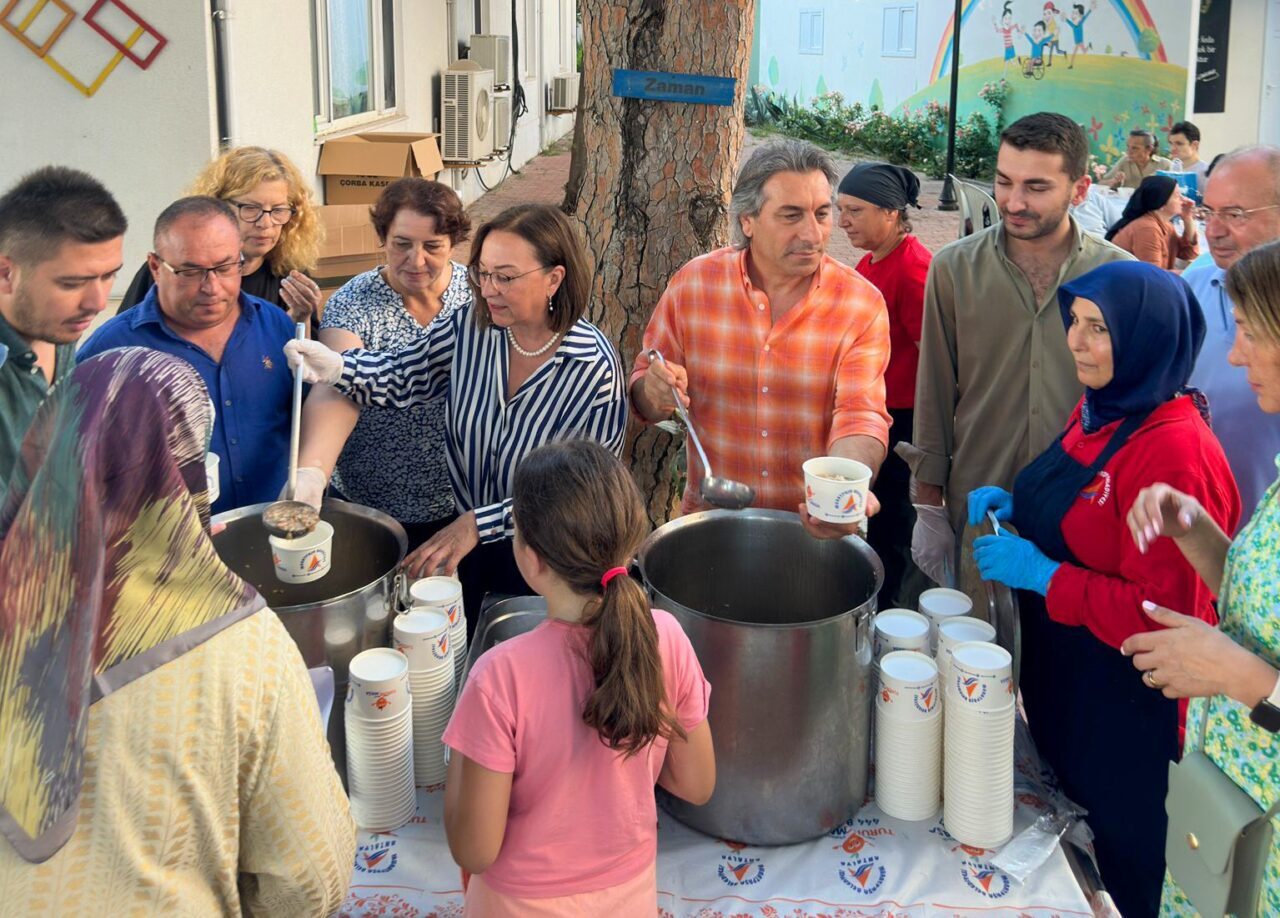 Antalya Muratpaşa Belediye Başkanı Ümit Uysal, Adalya Vakfı’nın geleneksel aşure