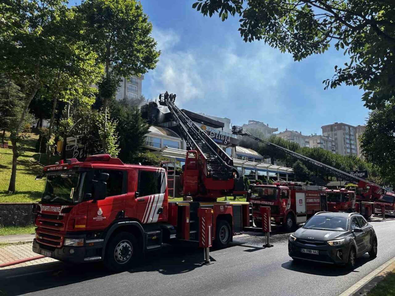 Ataşehir’de bir balık restoranında çıkan yangın itfaiye ekiplerince kontrol altına