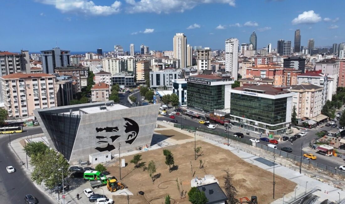 Ataşehir’deki dört mahallenin kesiştiği alanda bulunan İçerenköy Metro İstasyonu’nun 12