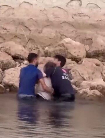 Adıyaman’ın Kahta ilçesinde Atatürk Baraj Göleti’ne düşen bir kadın, çevredeki