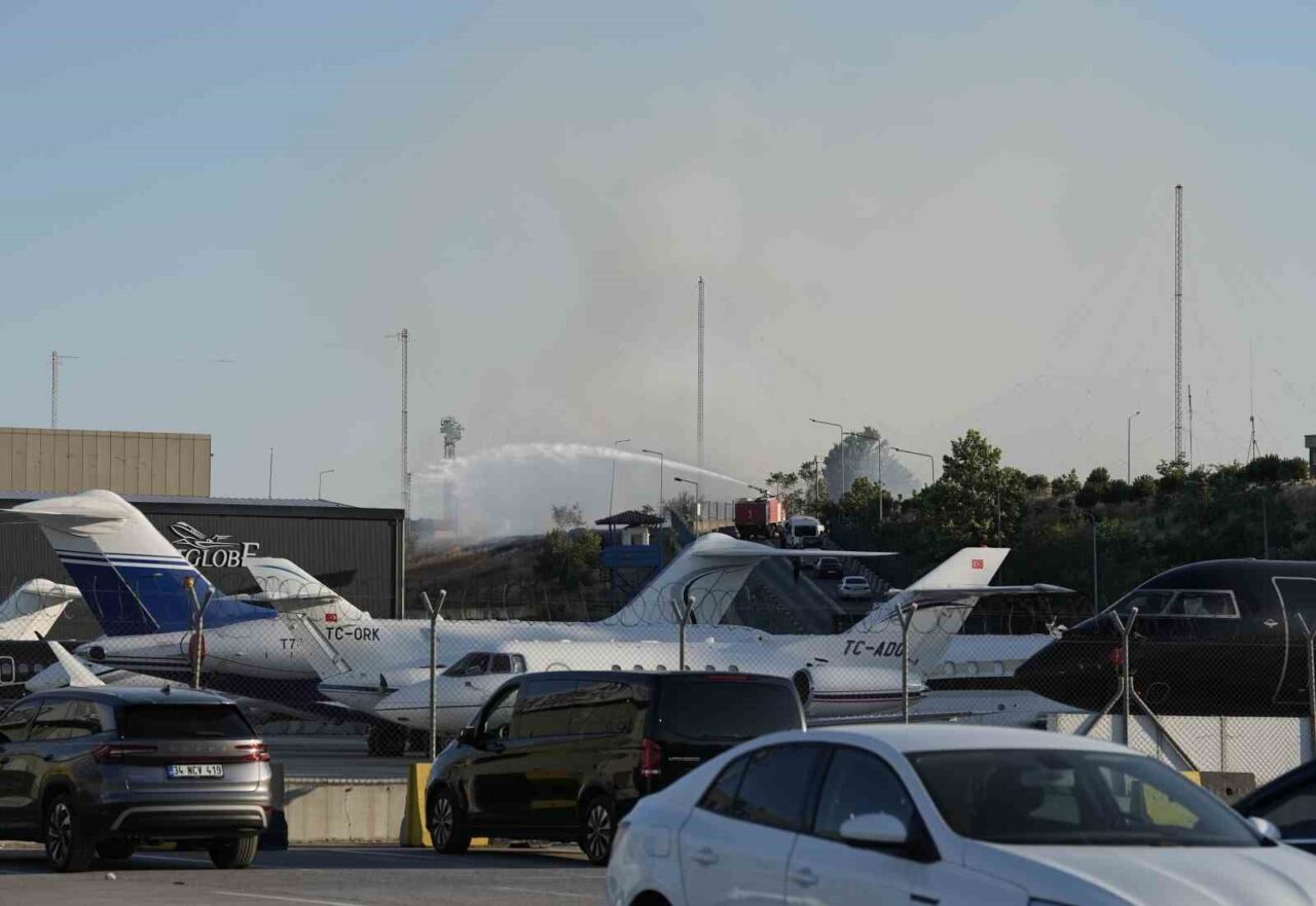 İstanbul’da Atatürk Havalimanı’nda bulunan otluk alanda yangın çıktı. Yangın, itfaiye