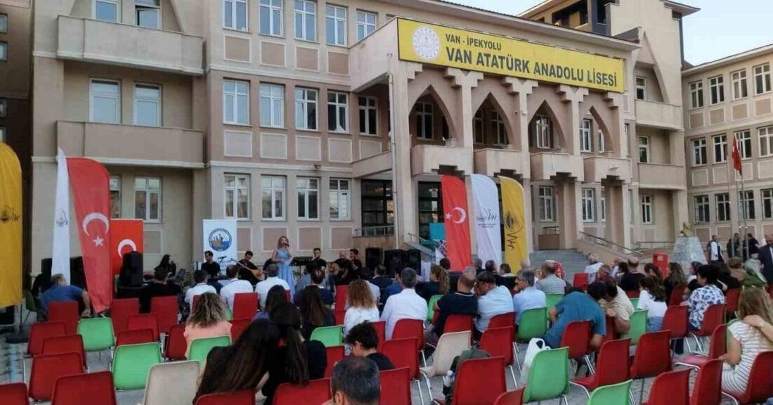 Van Atatürk Lisesi Mezunları Derneği’nin geleneksel buluşmasının ikincisi gerçekleşti. Van