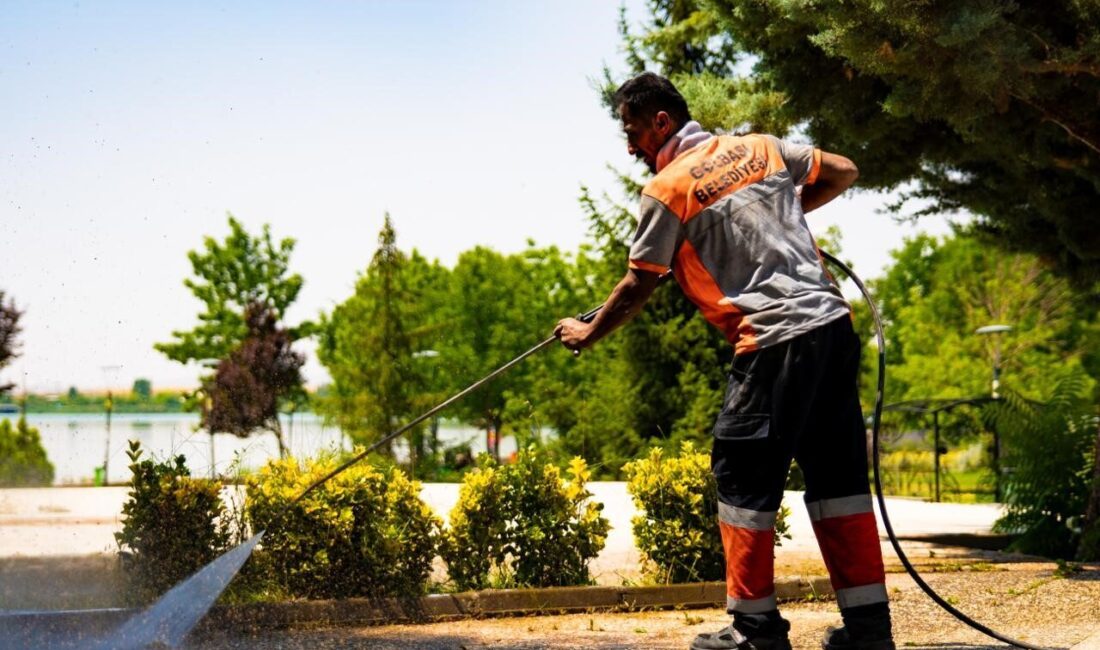 Gölbaşı Belediyesi, Atatürk Sahil Parkı’nda temizlik ve bakım çalışması gerçekleştirdi.