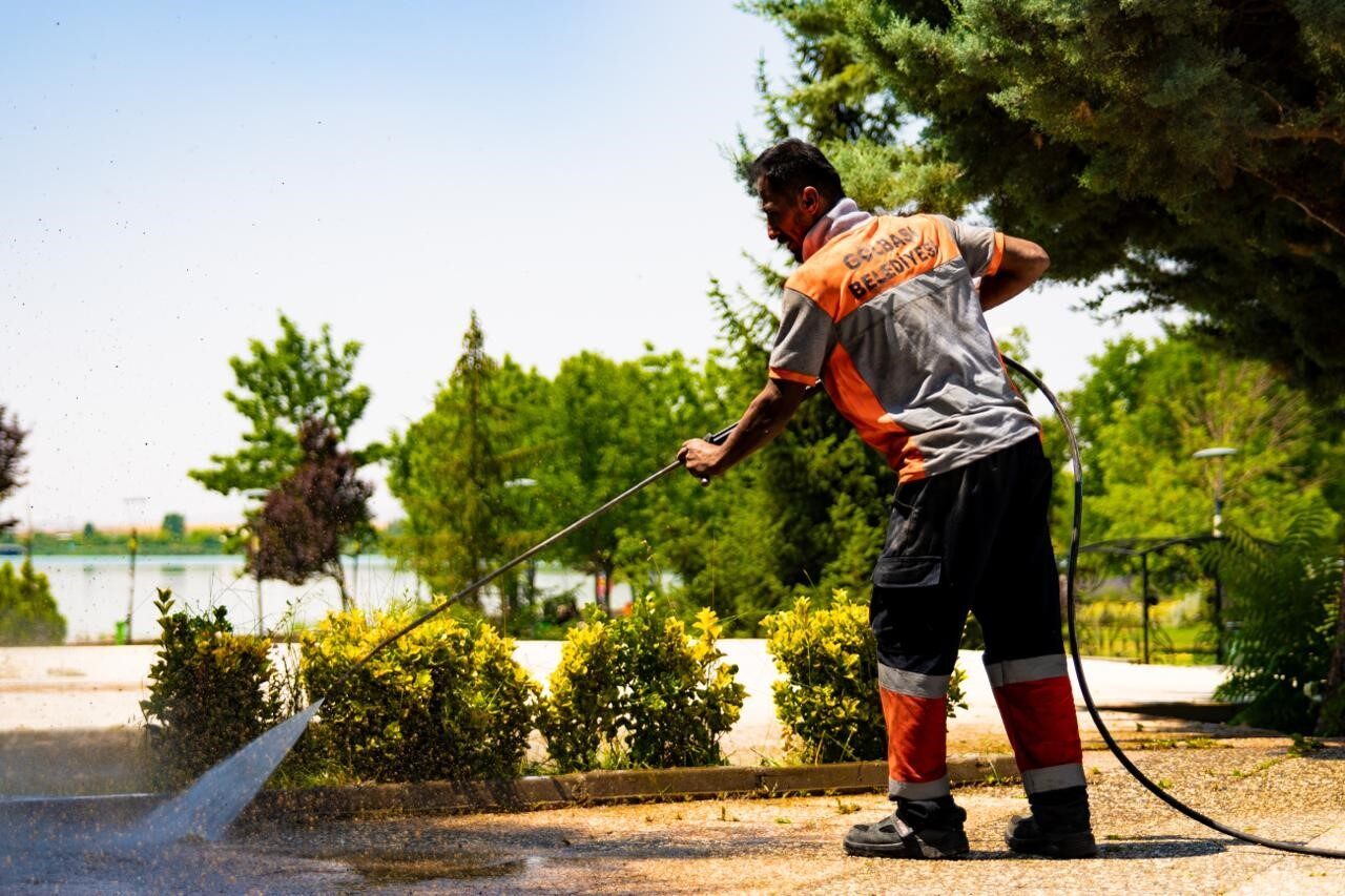 Gölbaşı Belediyesi, Atatürk Sahil Parkı’nda temizlik ve bakım çalışması gerçekleştirdi.