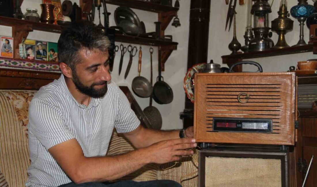 Çankırı’nın Yapraklı ilçesinde yaşayan Niyazi Hararcı, atık malzemeleri nostaljik radyolara