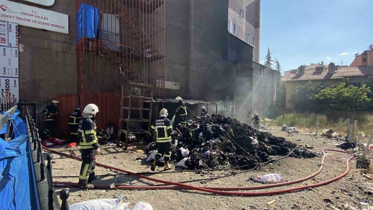 Çorum’da tekstil atıklarının istiflendiği arsada çıkan yangın, itfaiye ekipleri tarafından