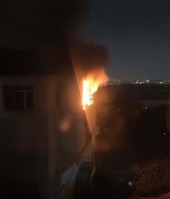 Avcılar Firuzköy’de, sabaha karşı bir apartman dairesinde sıcak havaya dayanamayan