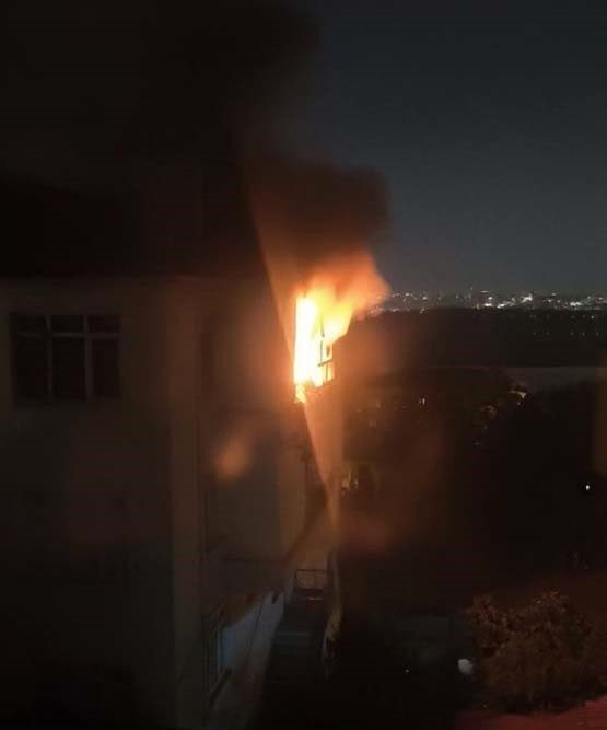Avcılar Firuzköy’de, sabaha karşı bir apartman dairesinde sıcak havaya dayanamayan