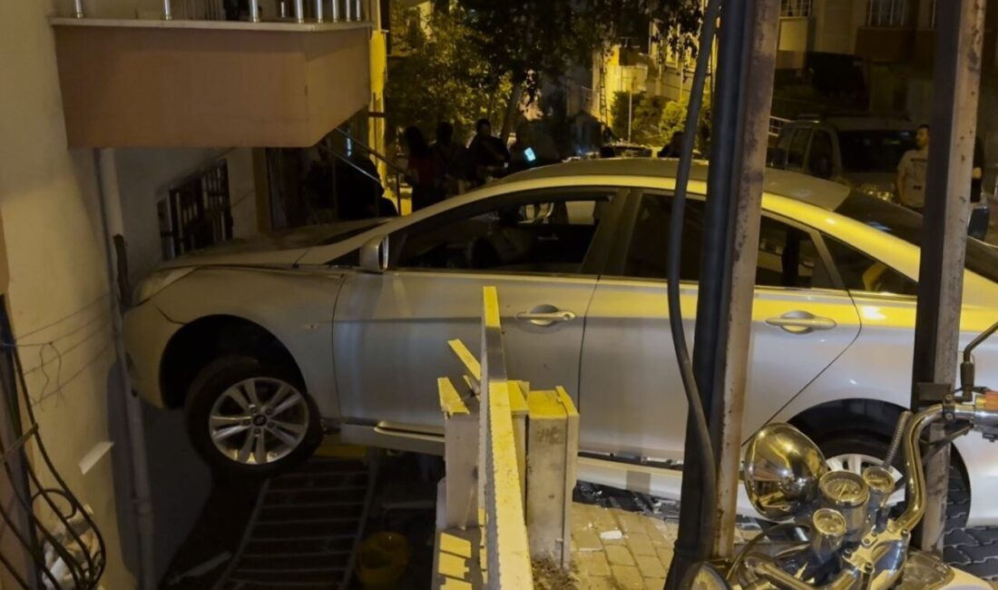 İstanbul Avcılar’da park halindeki otomobilini yerinden çıkarmaya çalışan kadın sürücü,