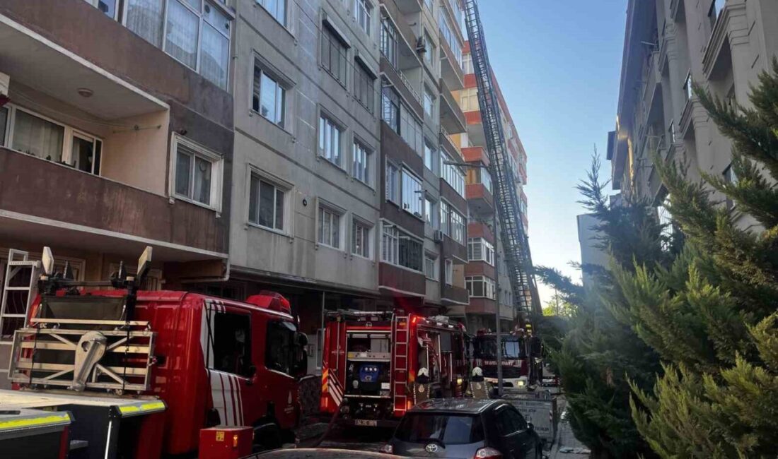 Avcılar’da bir binanın çatısı alev alev yandı. Yangın, itfaiye ekiplerinin